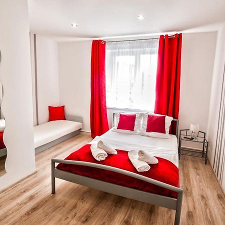Lew Hostel Иновроцлав Экстерьер фото