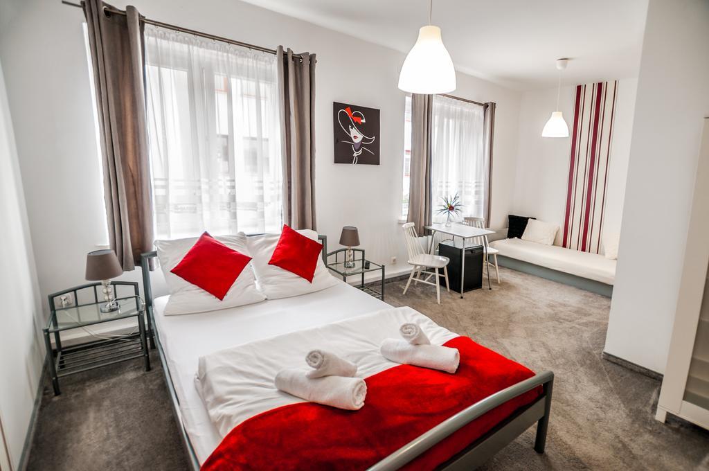 Lew Hostel Иновроцлав Экстерьер фото